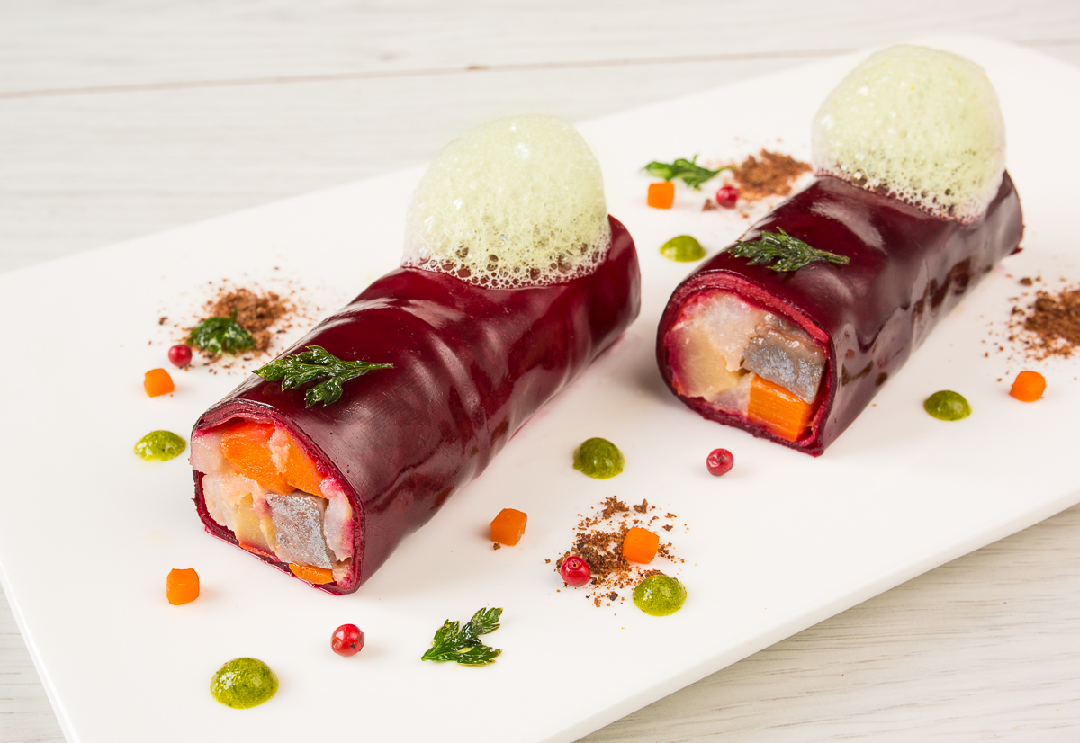 Салат «сельдь под шубой» eattery. Сельдь "сельдь под шубой". Кухня шуба. Королевская подшуба. Роллы селедка под шубой.